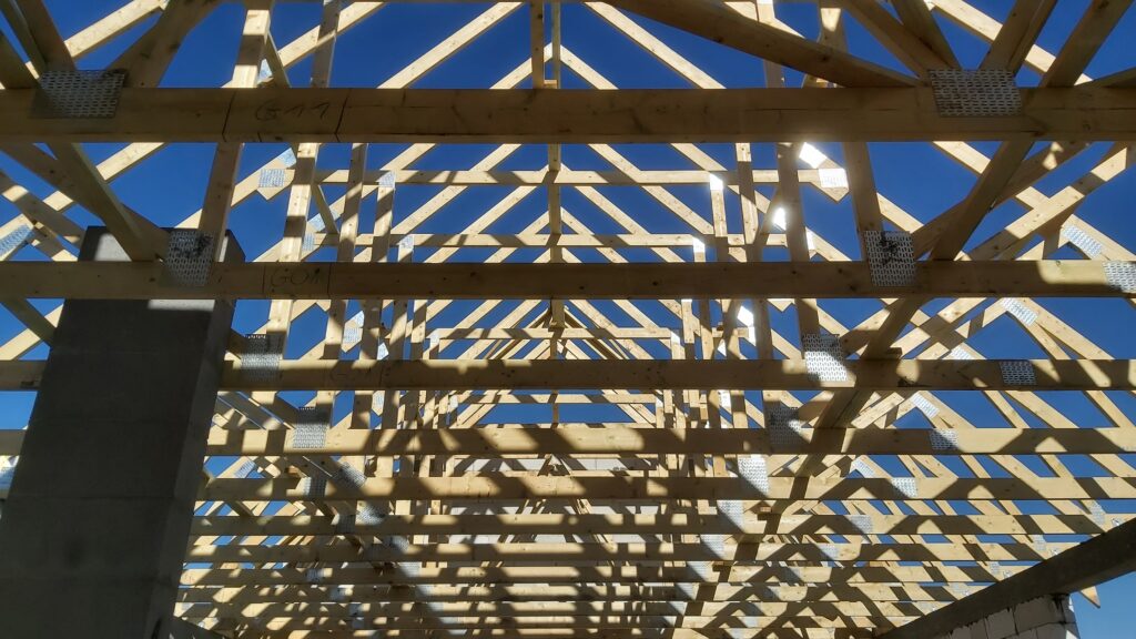 Widok na surowe wiązary dachowe